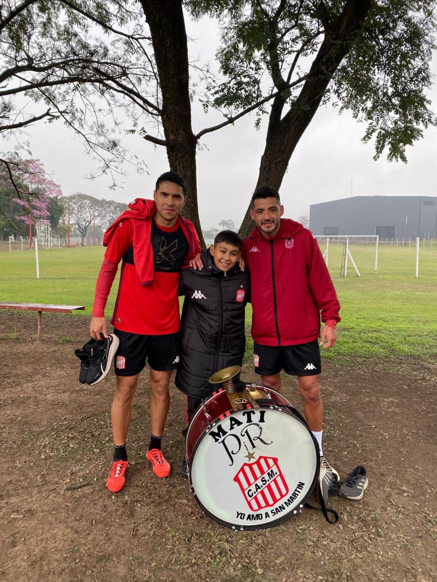 Tocaba con una caja de cartón, le regalaron un bombo y en la práctica emocionó al plantel de San Martín