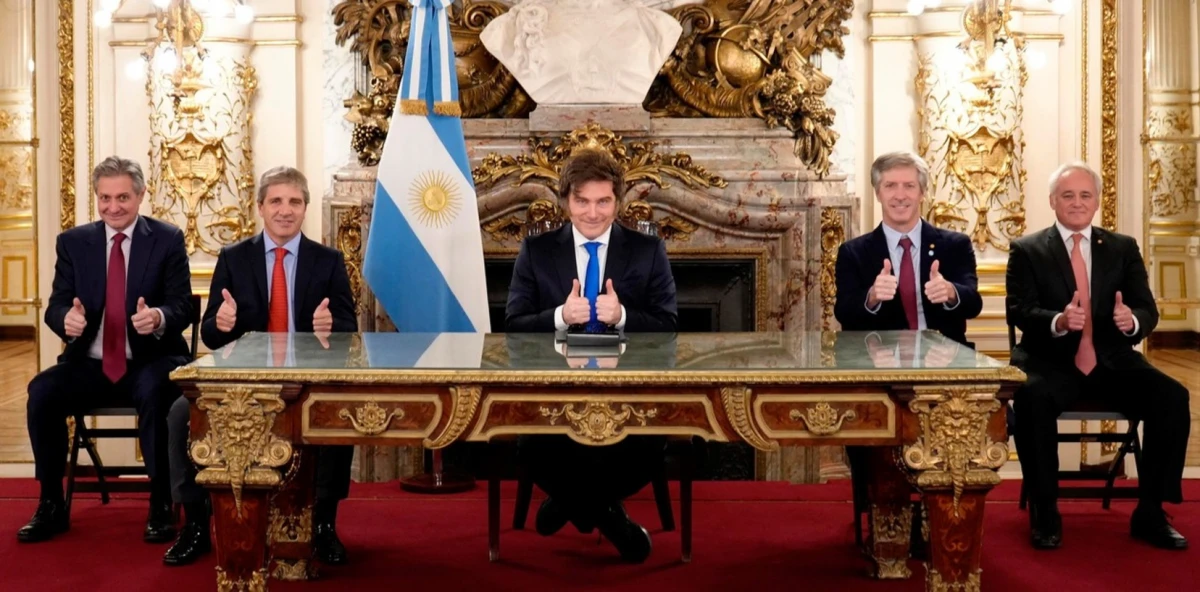 Milei y su equipo económico.