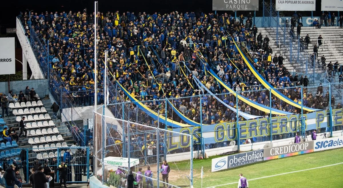Hinchada visitante en Tucumán