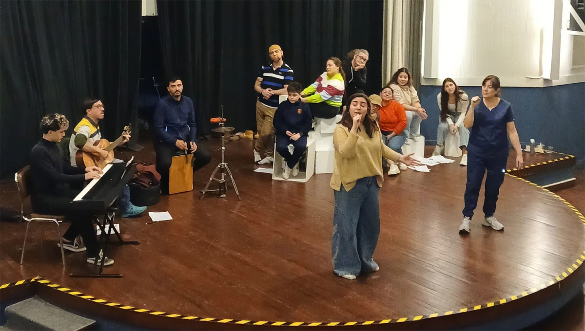 SOBRE EL ESCENARIO. Parte del equipo que ofrecerá esta tarde “Canciones para mirar” en el Centro Virla.