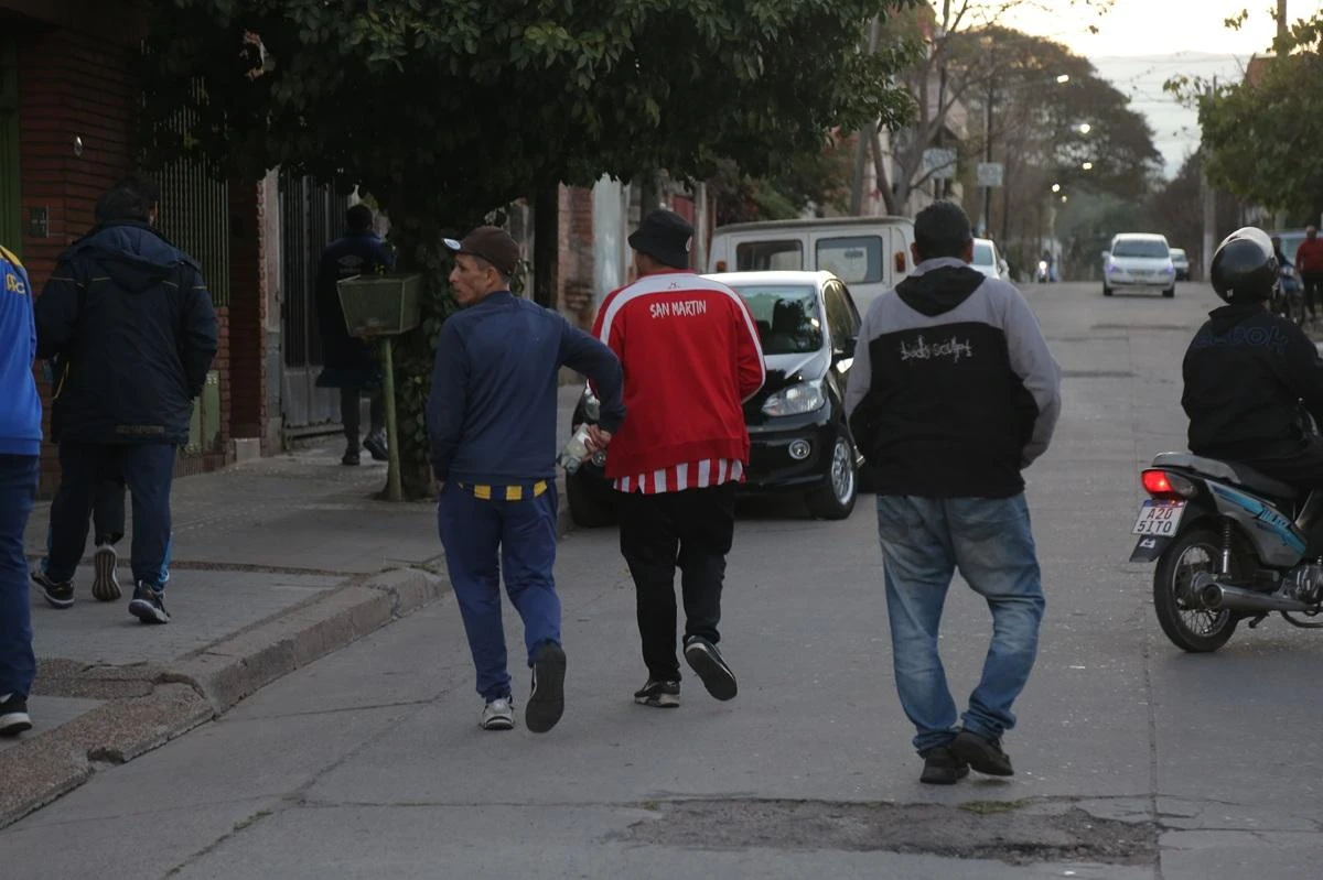 Entrada de hinchas visitantes de Rosario Central. Algunos disturbios por la presencia de un hincha de San Martin de Tucumán y en el control policial