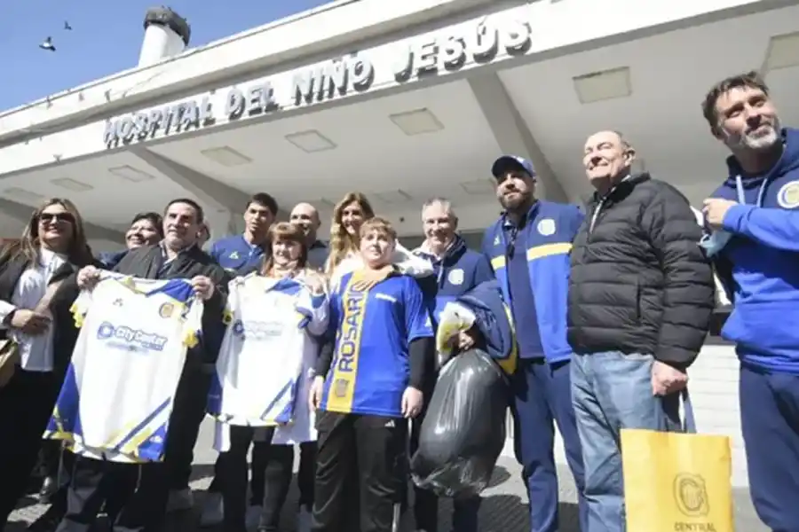 Los jugadores de Rosario Central visitaron el Hospital del Niño Jesús