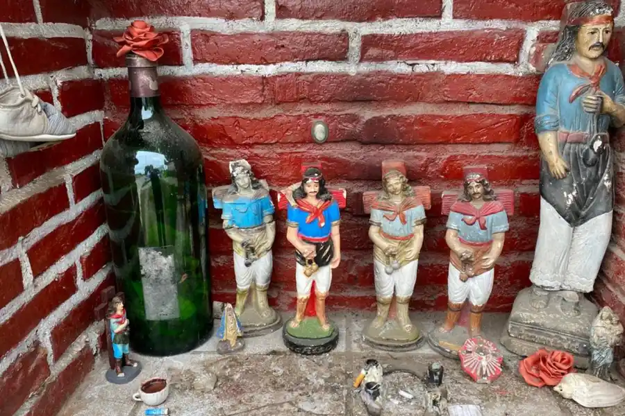 LA GACETA en WhatsApp: derrames cloacales y una sorprendente gruta del Gauchito Gil