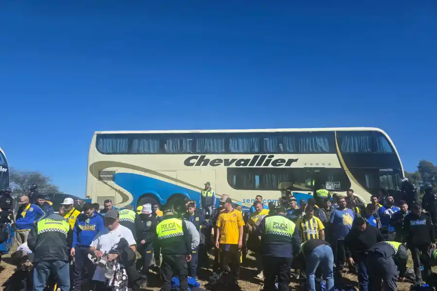 Más de 200 policías controlan el ingreso de los hinchas de Rosario Central a Tucumán
