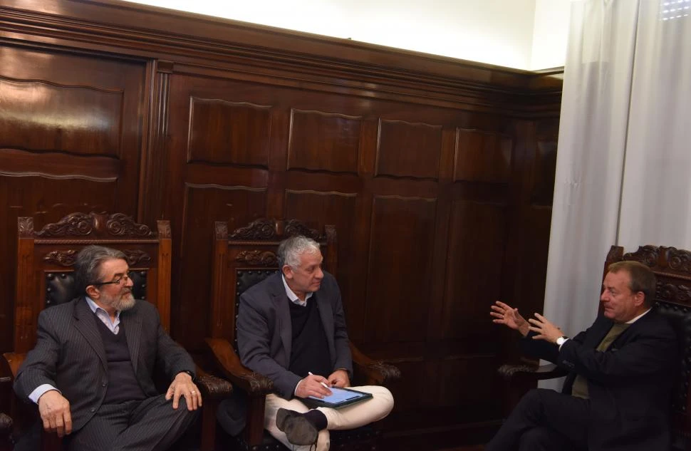 VISITA. Dieter Lamié (derecha) fue recibido en LA GACETA por Federico van Mameren (centro) y Roberto Delgado.