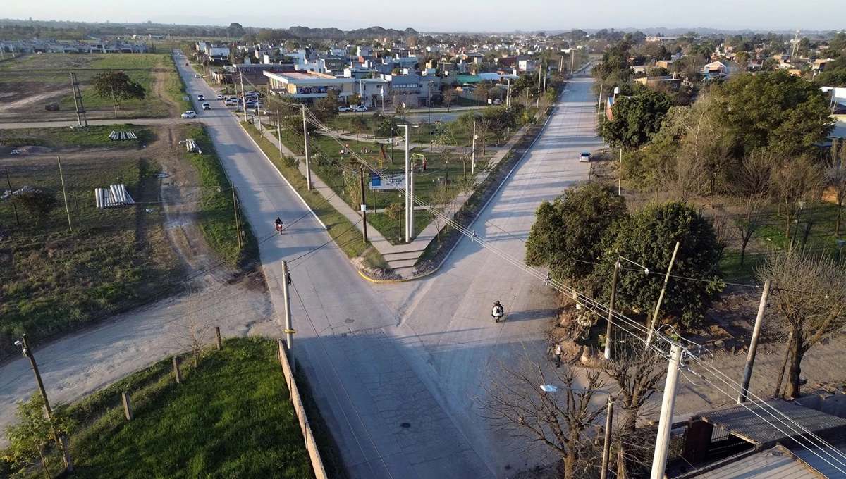 PAVIMENTACIÓN. La tierra removida marca el avance de las obras y la transformación de una calle en el barrio El Bernel; también pondrán luces LED.