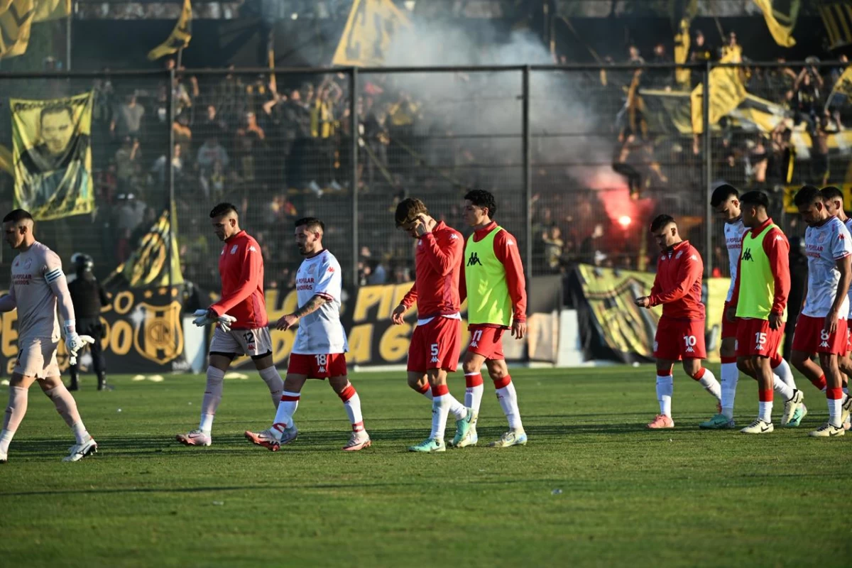 CARAS LARGAS. El plantel santo se retira del estadio Abel Sastre, tras la derrota contra Deportivo Madryn.