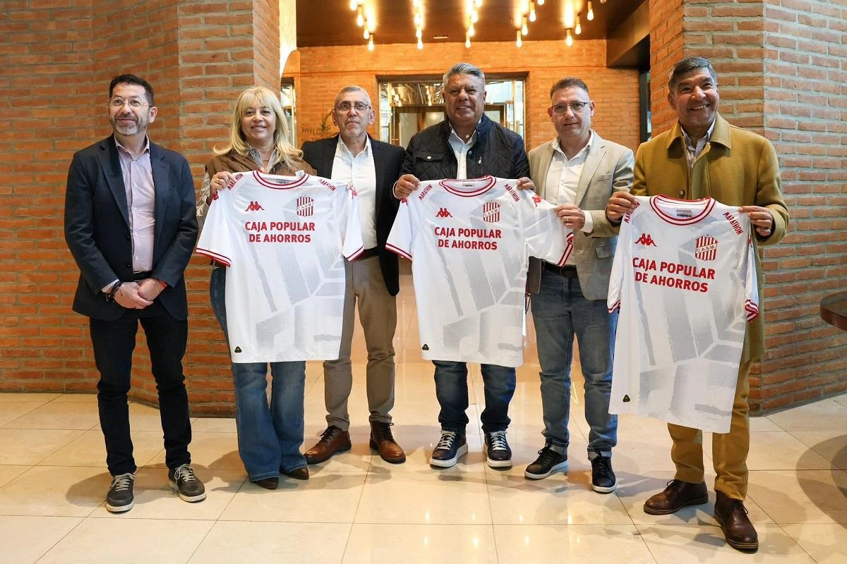 Chiqui Tapia posó con la nueva camiseta de San Martín