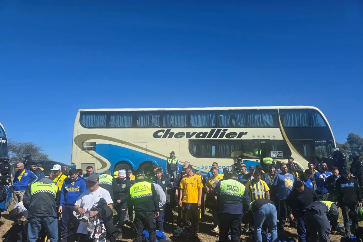 CONTROLES. En Las Cejas, los hinchas de Central fueron controlados y requisados por la Policía de Tucumán.
