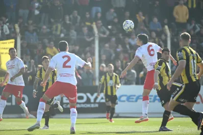 San Martín dejó escapar una gran chance, perdió con Deportivo Madryn 3-1 y se aleja de la cima