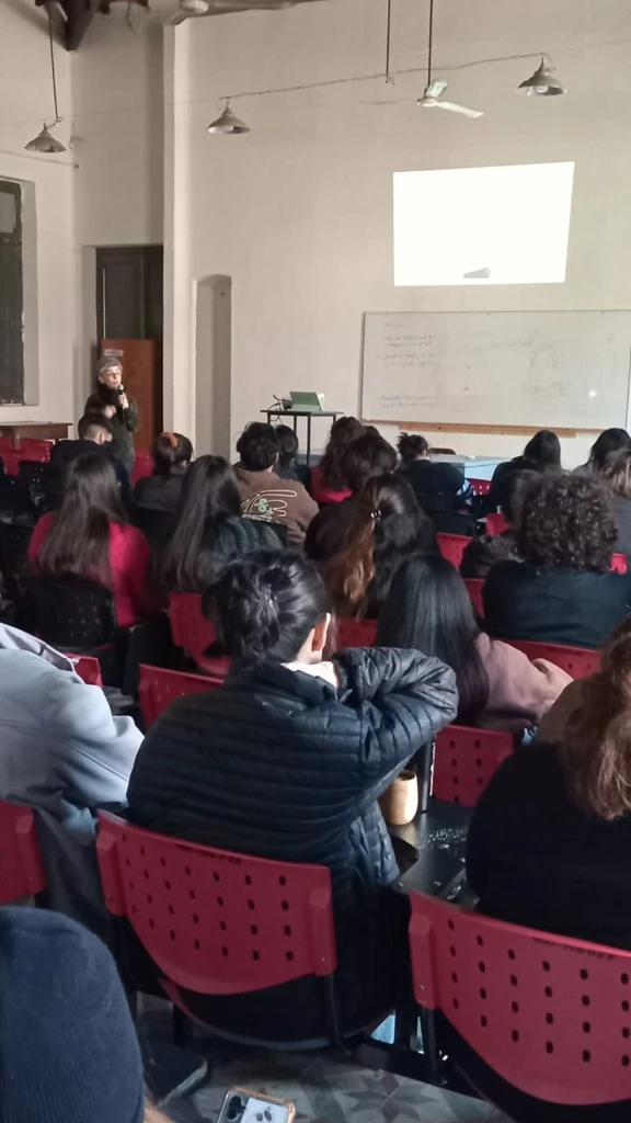 EN LA FACULTAD DE ARTES. María Rosa Laura dialogó con alumnos de la UNT sobre los vínculos entre el feminismo y la producción artística.