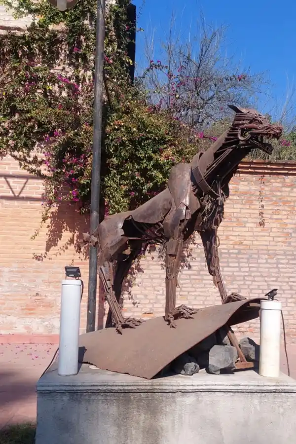 ESCULTURAS. Las obras fueron hechas con chatarras y viejo material.