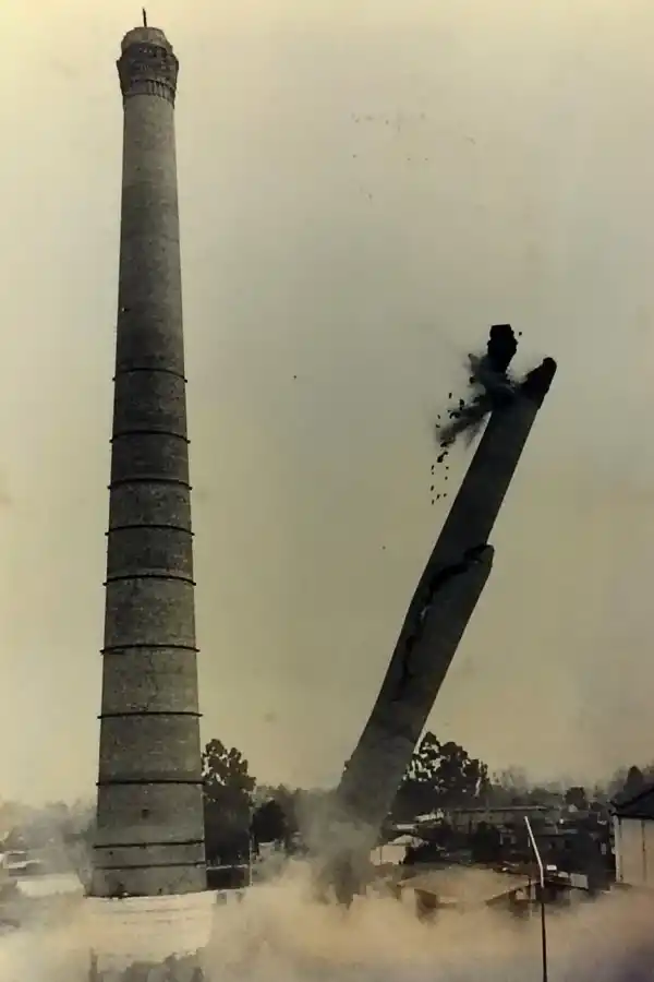HUELLAS BORRADAS. Las chimeneas del ingenio fueron volteadas en 1993. La fábrica azucarera cerró sus puertas en 1967.