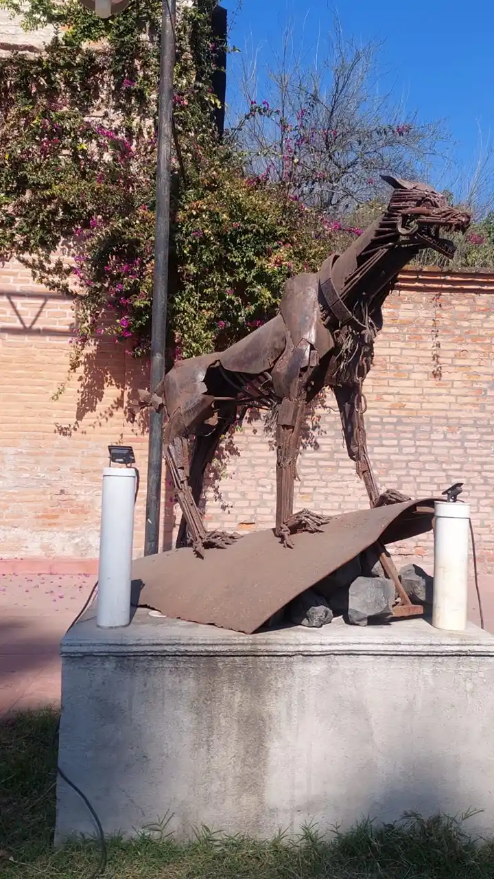 ESCULTURAS. Las obras fueron hechas con chatarras y viejo material.