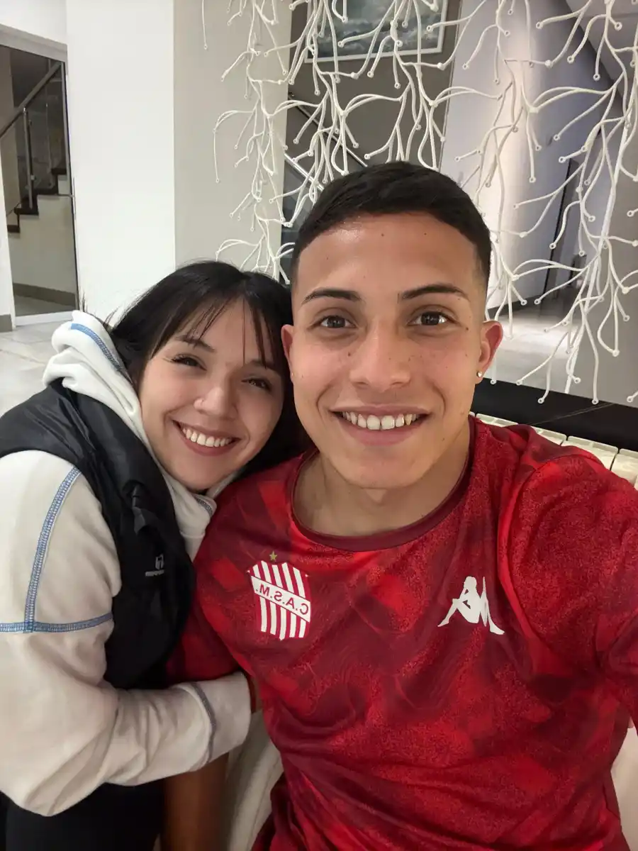 FINDE DE REENCUENTROS. Durante la concentración en Puerto Madryn, el defensor y Naiara pudieron volver a compartir un momento juntos