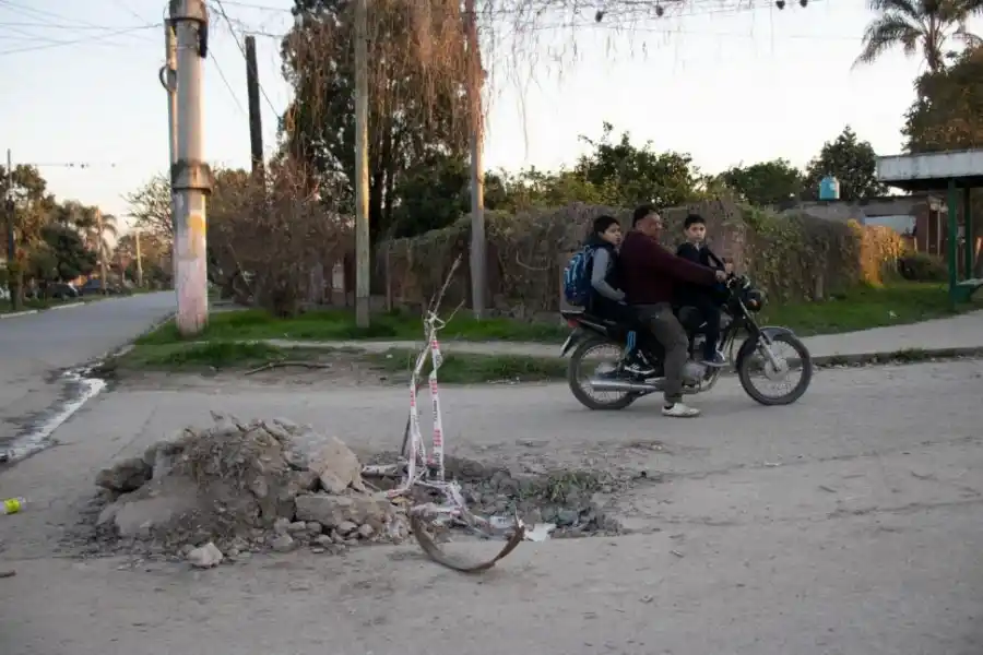 PAVIMENTO ROTO. En algunas calles, el asfalto está muy deteriorado.