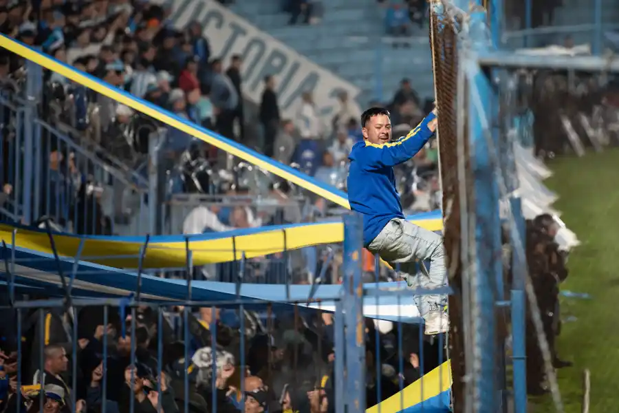 ¿Cómo fue el regreso de los hinchas visitantes a Tucumán?