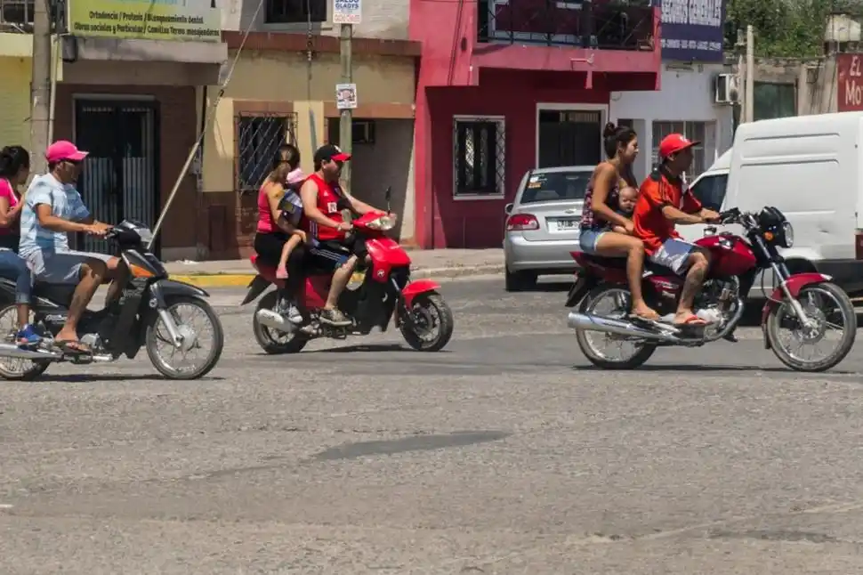 Niños trasladados en moto