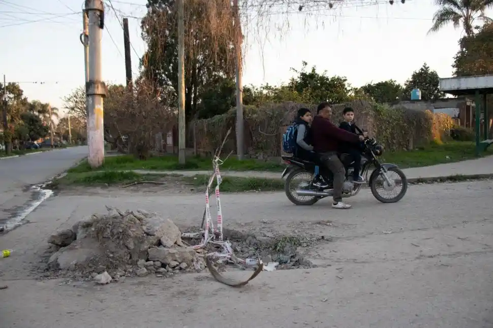 PAVIMENTO ROTO. En algunas calles, el asfalto está muy deteriorado.