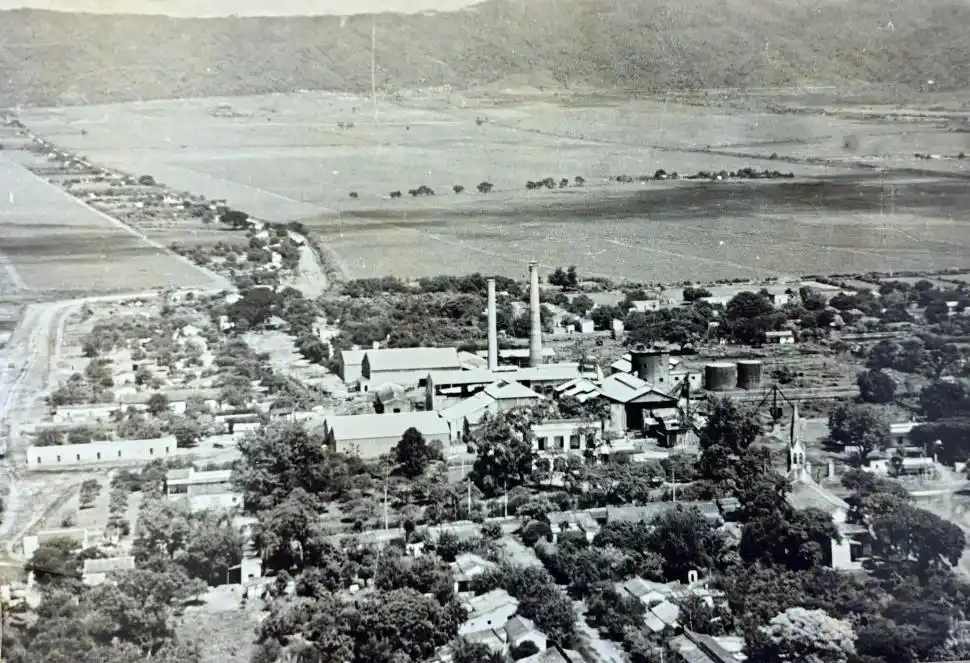 POSTAL DEL PASADO. El ingenio que marcó la vida y la economía de San José durante décadas. Hasta 1960 sólo había en la zona algunas casas y fincas de caña en los alrededores.
