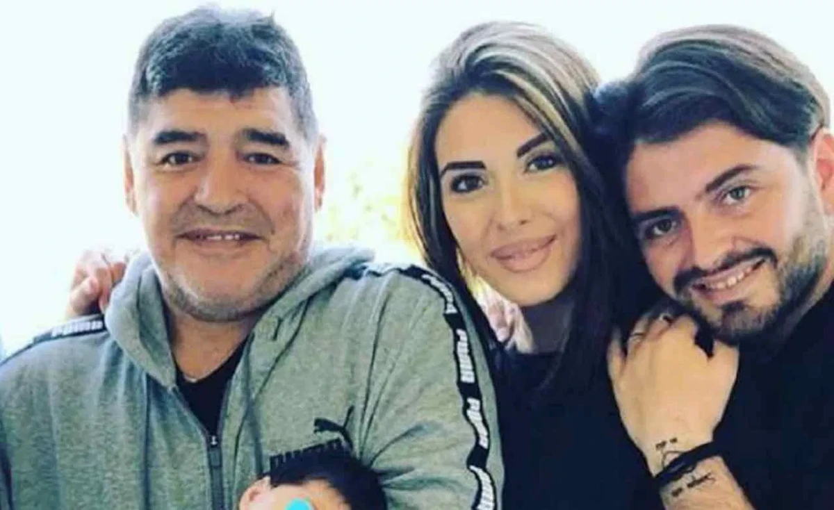 Quién es el hijo de una leyenda que puso fin a su matrimonio, cerró sus redes sociales y se refugió en su casa