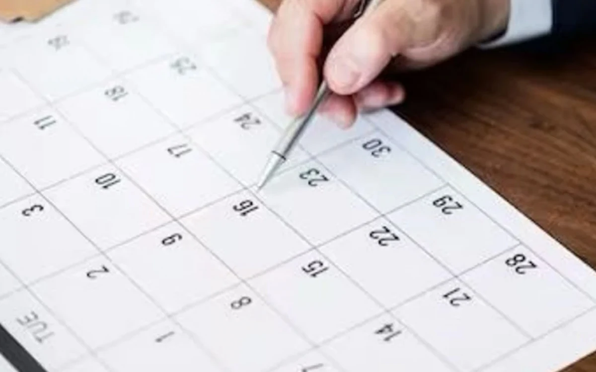 ¿Cómo se paga por trabajar el feriado y el día no laborable de agosto?