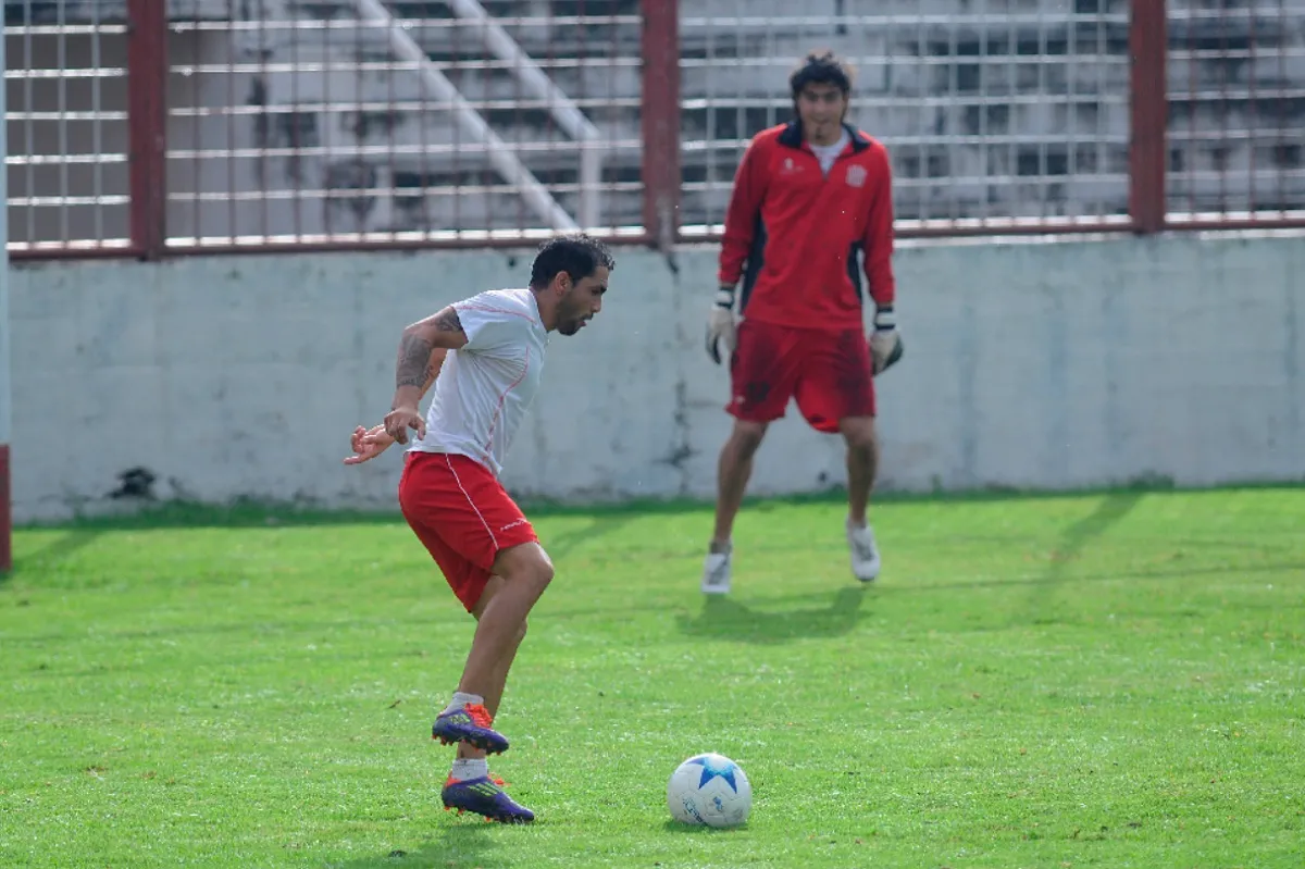 EN ACCIÓN. Gustavo Ibáñez durante una práctica ante la mirada de Lucas Hoyos.
