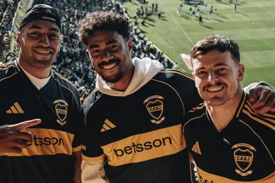 Con camisetas de Boca, los All Blacks vivieron el clásico contra Racing en La Bombonera