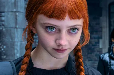 Quién es Evie Templeton, la actriz que interpreta a Agnes DeMille en la temporada 2 de Miércoles, la serie más vista  en Netflix España
