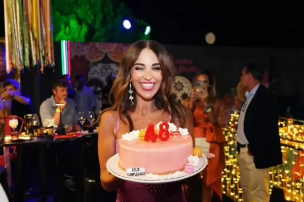 Paula Echevarría celebra sus 48 años en Marbella con el mini vestido boho chic más coqueto del verano