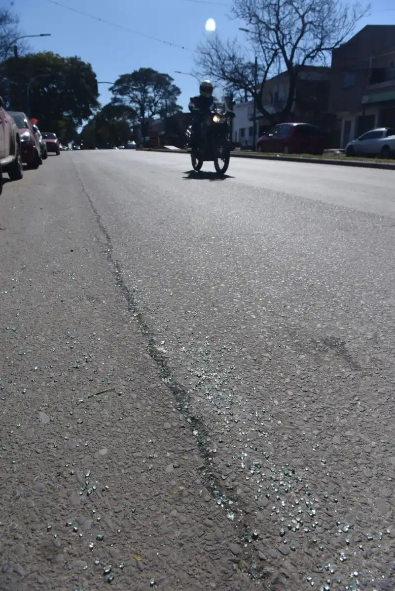 RESTOS. En la avenida todavía se pueden encontrar algunos restos de vidrios.