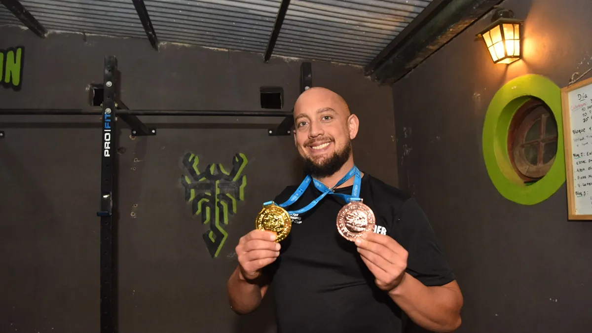 GRAN HAZAÑA. Fernando, con sus medallas, sonríe orgulloso