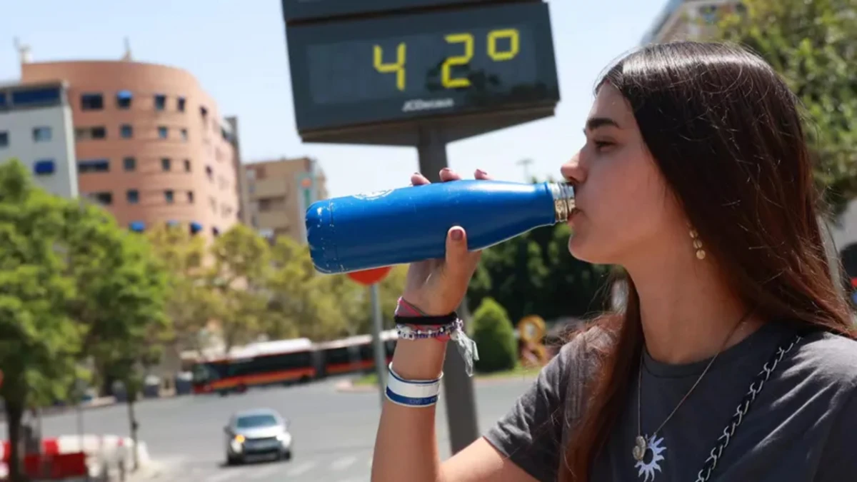 La ola de calor en España se prolonga hasta el lunes con tormentas secas y temperaturas que superan los 40º
