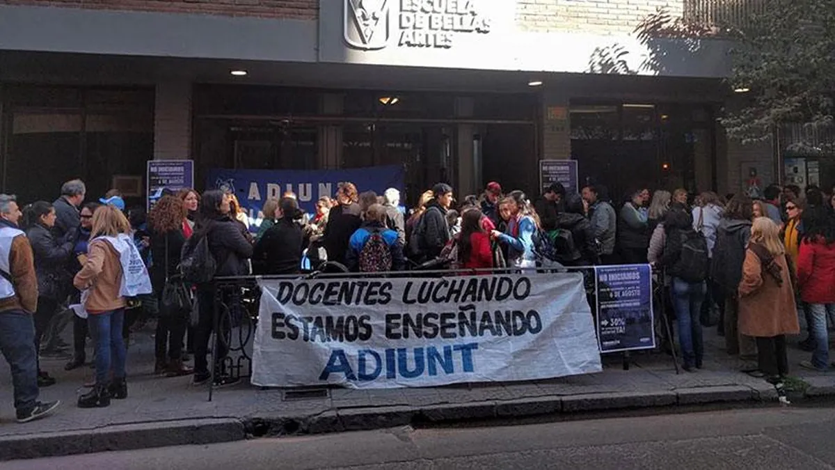 PROTESTA UNIVERSITARIA. Docentes se concentraron para exigir mejoras salariales y más presupuesto para la educación pública.
