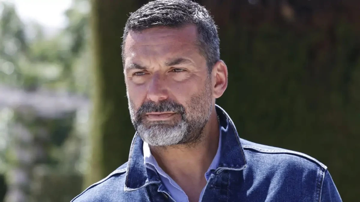 Jaime Anglada permanece ingresado tras haber sufrido un accidente mientras circulaba en su motocicleta en Mallorca y un amigo suyo ha querido revelar la última hora del cantante