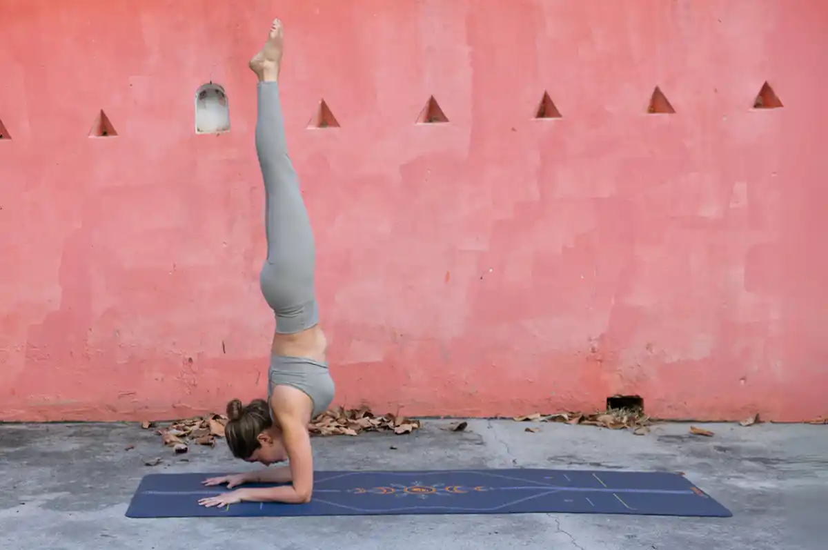 Pincha murayasana, la postura de yoga para aliviar dolores de cuello.