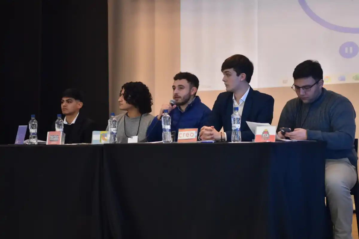 EN EL DEBATE DE JUVENTUDES. De izquierda a derecha, Ezequiel Aguilera, Nicolás Ale, Luis Ganami, Baltasar Muro y Emiliano Paez. / ARCHIVO LA GACETA