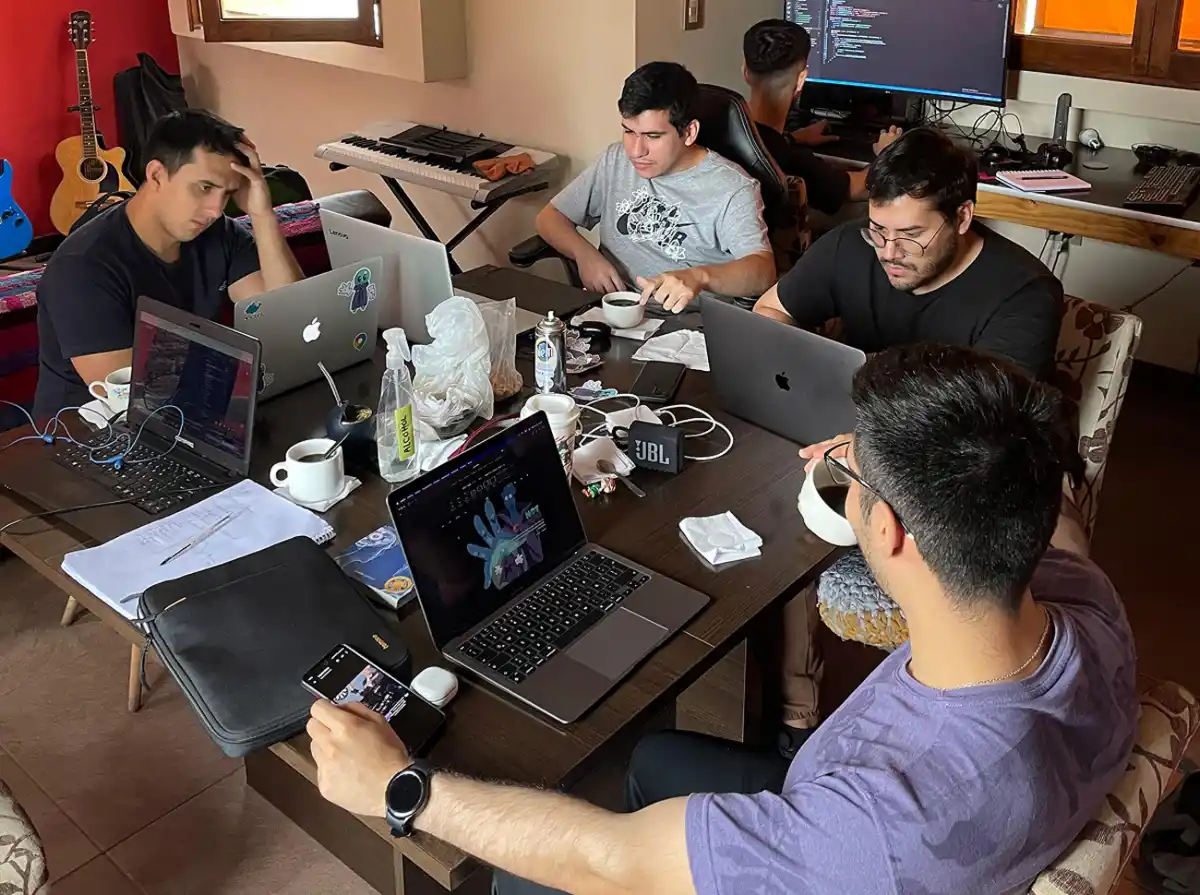 EL EQUIPO DE NOTNINI. Los jóvenes tucumanos en una sesión de trabajo por su sueño. / CORTESÍA MARCO CANEVARO