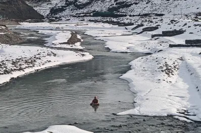 A los 35 años, Fernando Cruz dejó la rutina para desafiar el frío extremo y conquistar el oro en natación invernal frente al glaciar Perito Moreno.