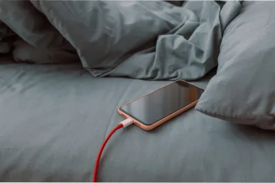Por qué nunca deberías dejar cargando tu celular de este lado de la cama