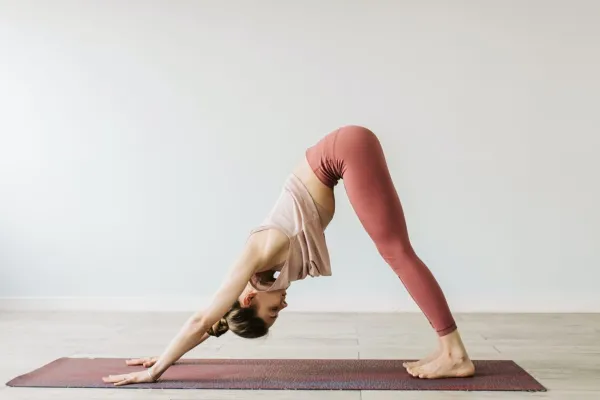 ¿Mala postura? Esta es la asana de yoga que alivia dolores de cuello