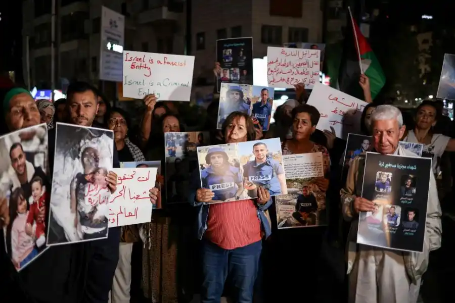 CONDENA. Los nombres y las caras del equipo de noticias, en las calles.