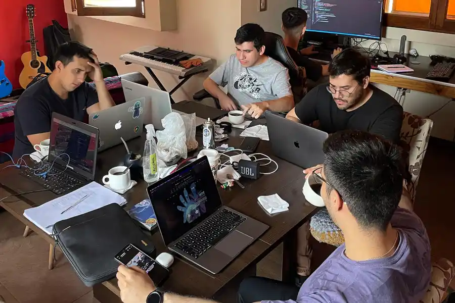 EL EQUIPO DE NOTNINI. Los jóvenes tucumanos en una sesión de trabajo por su sueño. / CORTESÍA MARCO CANEVARO