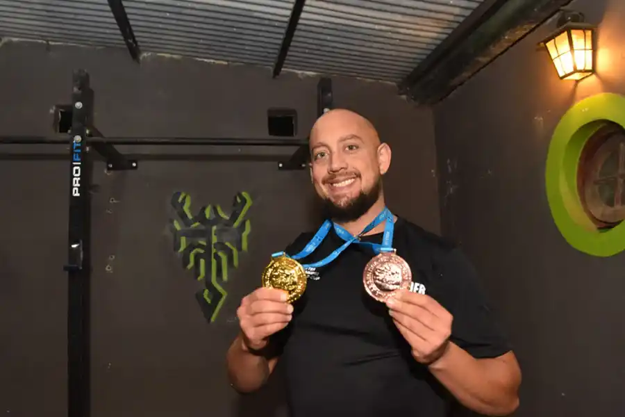 GRAN HAZAÑA. Fernando, con sus medallas, sonríe orgulloso