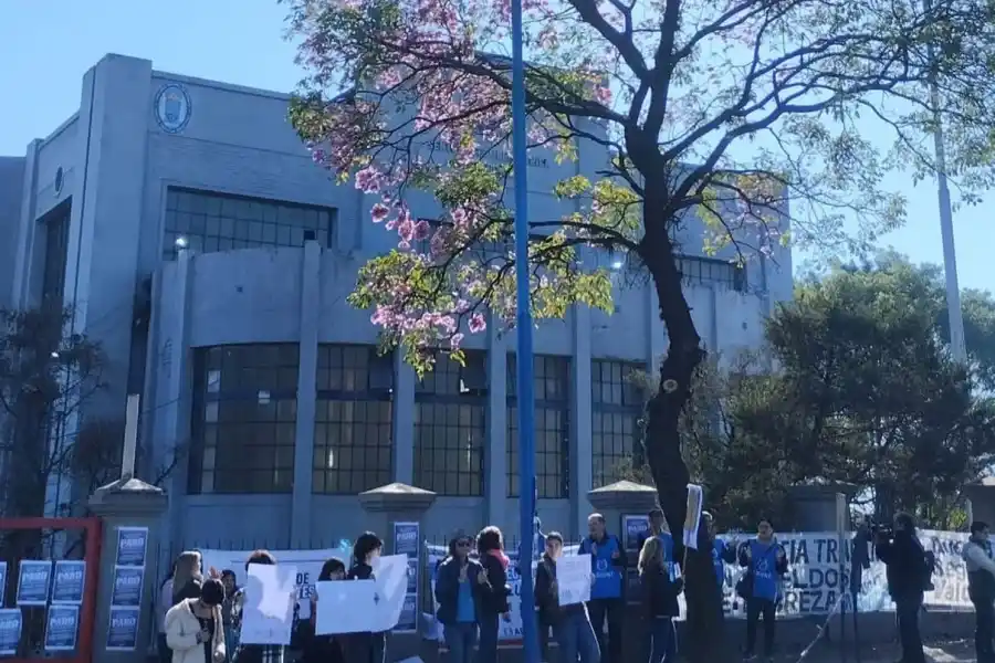 PROTESTA UNIVERSITARIA. Docentes se concentraron para exigir mejoras salariales y más presupuesto para la educación pública.
