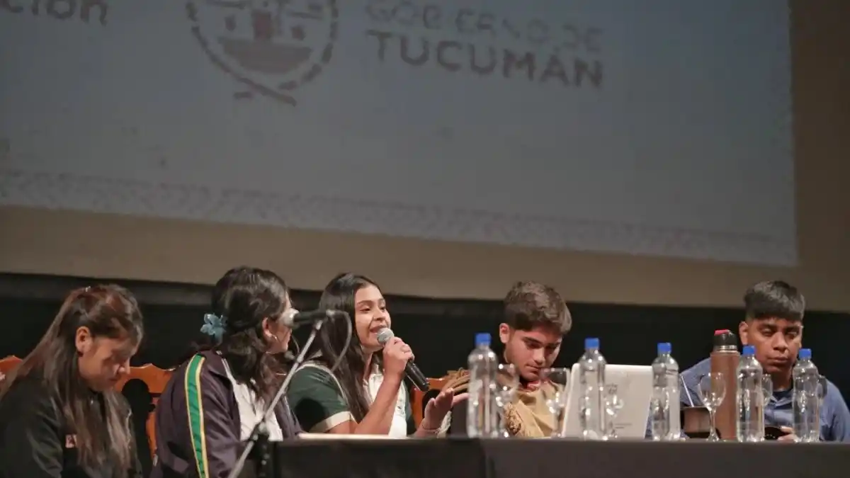 Alumnos secundarios de la capital debaten en Juventudes en Acción