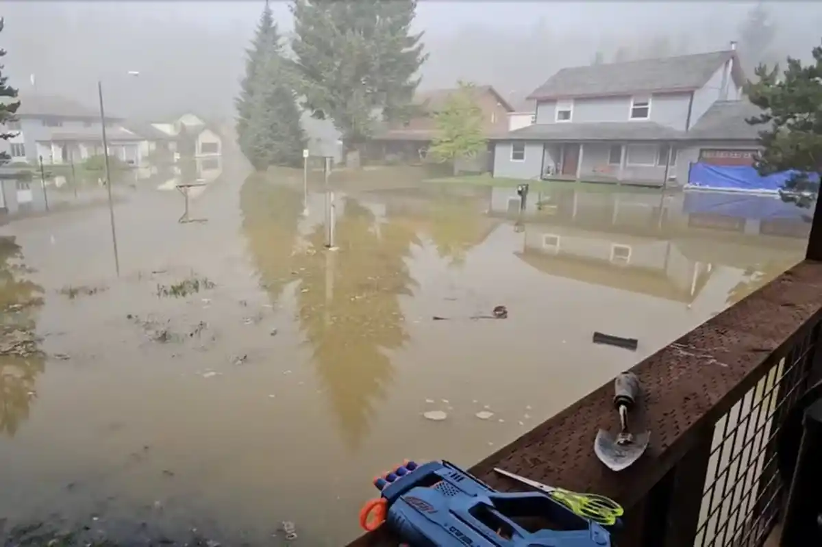 Esta imagen proporcionada por Samuel E. Hatch muestra la inundación provocada por la liberación de agua y nieve derretida en el glaciar Mendenhall el miércoles 13 de agosto de 2025 en Juneau, Alaska
