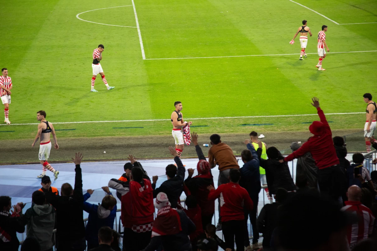 GESTO. El plantel santo había regalado sus camisetas al hincha, luego de la eliminación con River Plate.