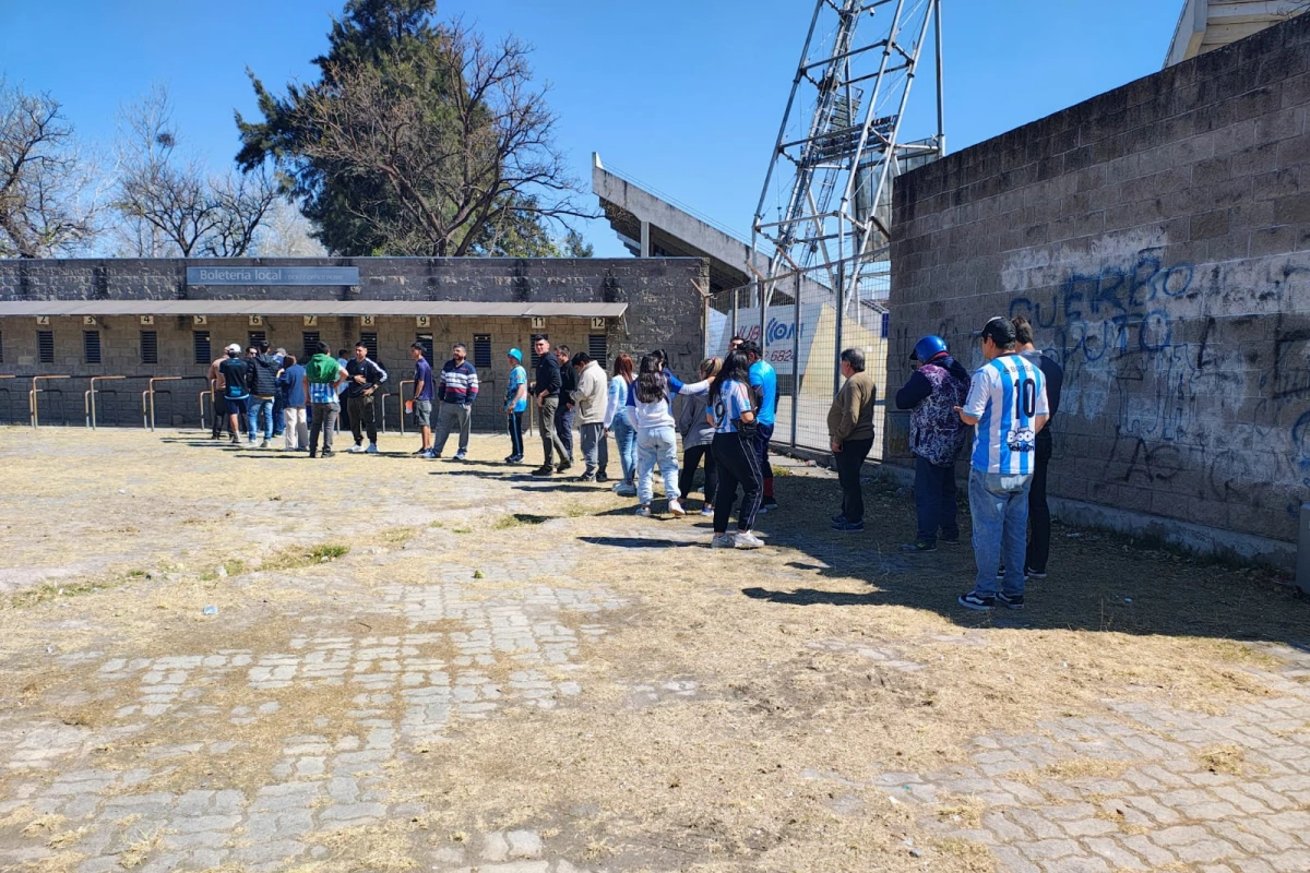 Así está la fila en la boletería sur del estadio Martearena.