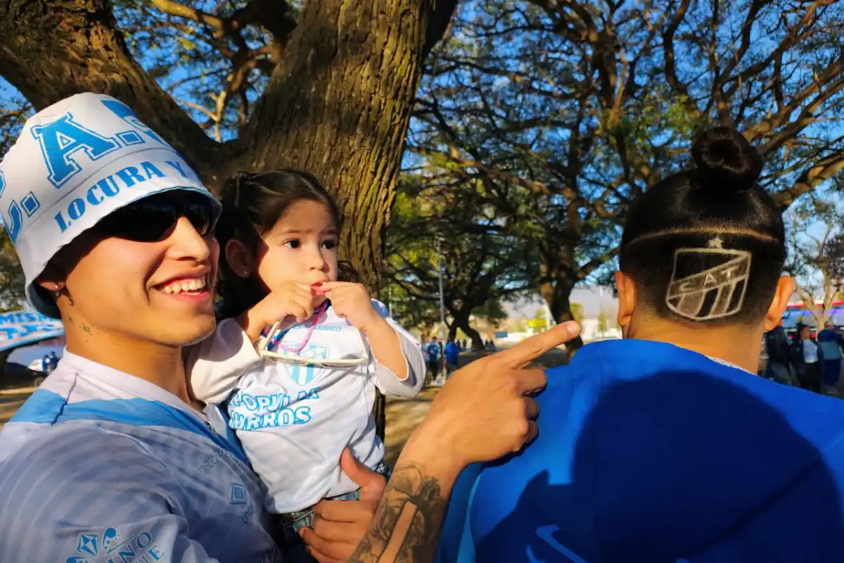 Un escudo en la nuca y pasión de generación en generación: así vive Gisela su amor por Atlético Tucumán